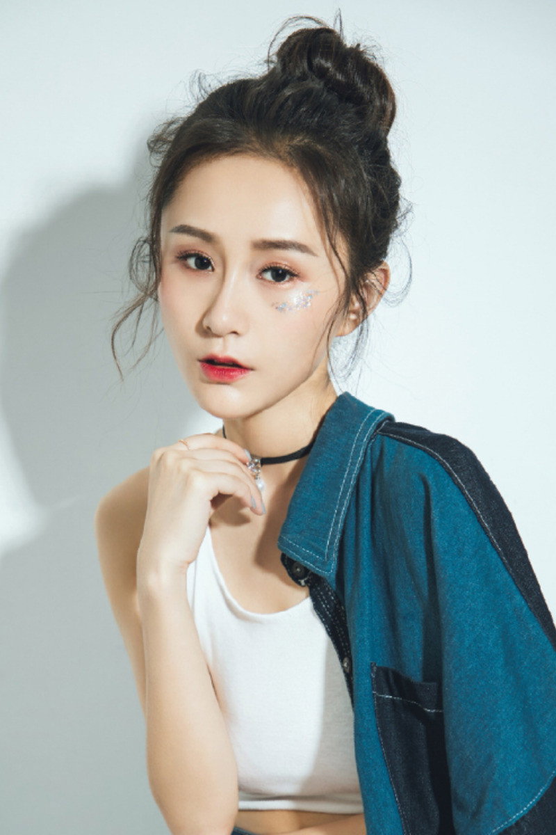 Yang Xiaoxuan's poster