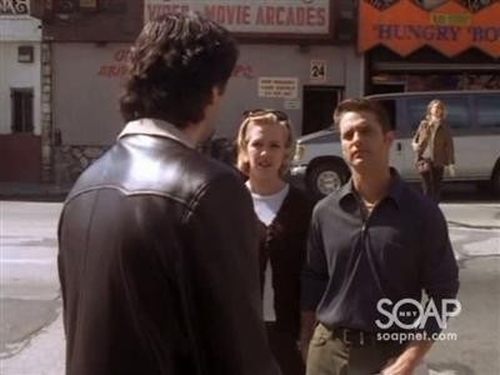 Escena del episodio 8 de la temporada 8 de la serie Beverly Hills, 90210