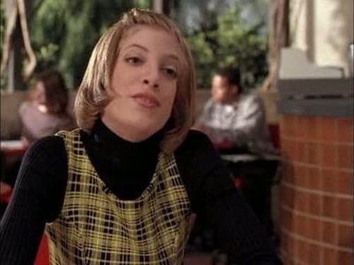 Escena del episodio 16 de la temporada 7 de la serie Beverly Hills, 90210