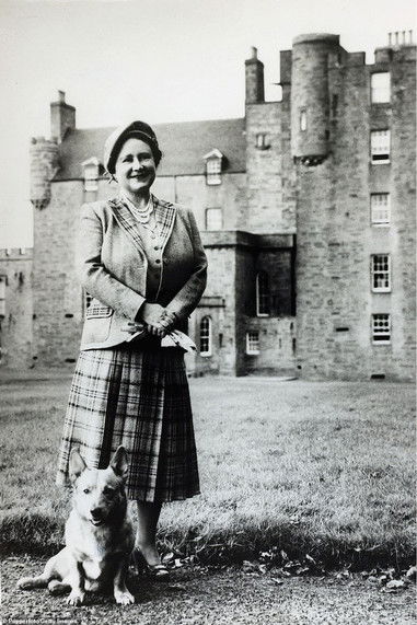 Escena 6 de The Queen Mother