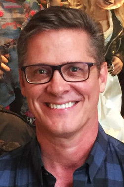 Kevin Yagher interpretando a Self