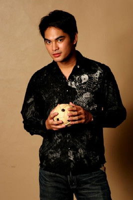 Marcus Madrigal interpretando a Oscar