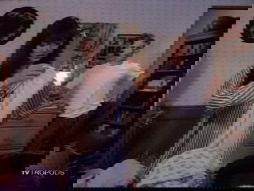 Escena del episodio 25 de la temporada 2 de la serie Beverly Hills, 90210