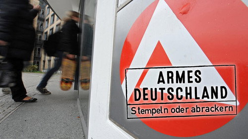 Armes Deutschland – Stempeln oder abrackern? Backdrop Blur