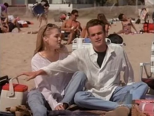 Escena del episodio 28 de la temporada 4 de la serie Beverly Hills, 90210