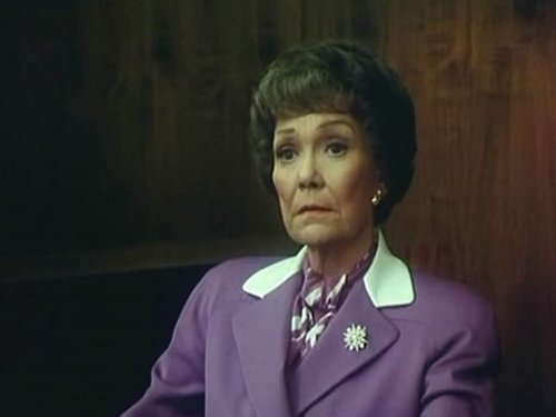 Escena del episodio 23 de la temporada 4 de la serie Falcon Crest