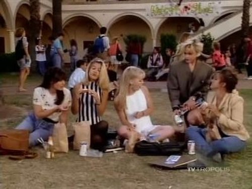 Escena del episodio 8 de la temporada 2 de la serie Beverly Hills, 90210