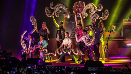 Caligaris 20 Años - El Show Más Feliz del Mundo Backdrop Blur
