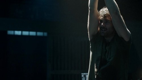 Escena del episodio 9 de la temporada 3 de la serie Zoo