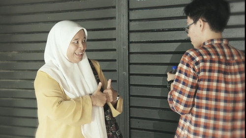 Kembali Backdrop Blur