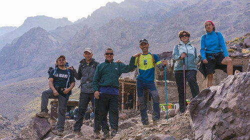 Montañas sin etiquetas: una linda locura Backdrop Blur