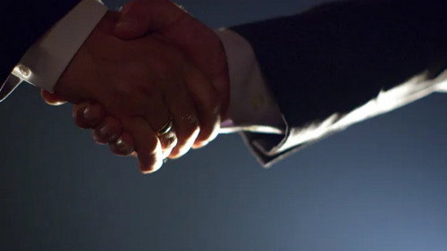 De dyre direktører - Season 1 Backdrop Blur