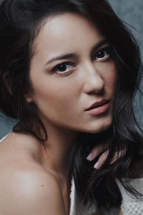 Julie Estelle isSari