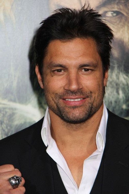 Kép: Manu Bennett színész profilképe