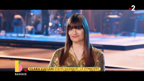 Clara Luciani - Basique, Le Concert Backdrop Blur