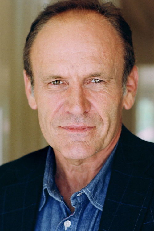 Ned Van Zandt interpretando a Professor Jeremy Martin