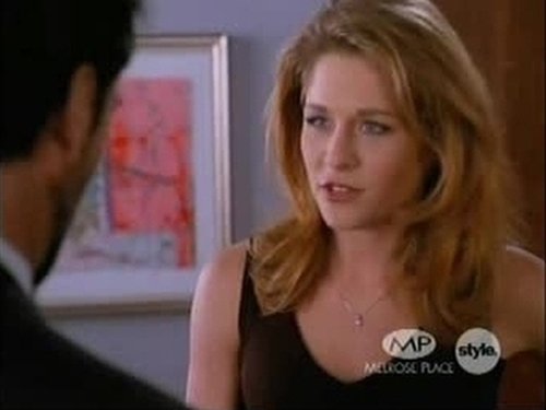 Escena del episodio 2 de la temporada 7 de la serie Melrose Place