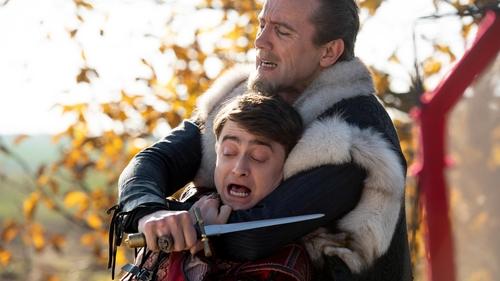 Escena del episodio 7 de la temporada 2 de la serie Miracle Workers