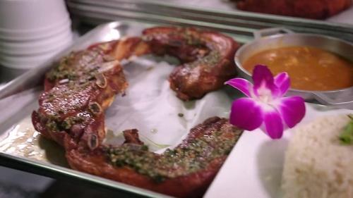 Escena del episodio 15 de la temporada 29 de la serie Diners, Drive-Ins and Dives
