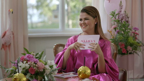 Saara Aalto pränkkää Suomea - Season 1 Backdrop Blur