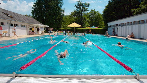 Poolgeschichten - Der Traum vom kühlen Nass Backdrop Blur