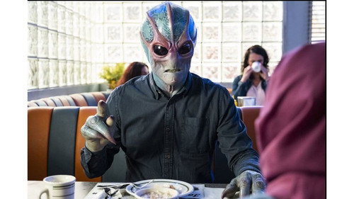 Resident Alien S02E02 — The Wire episode still