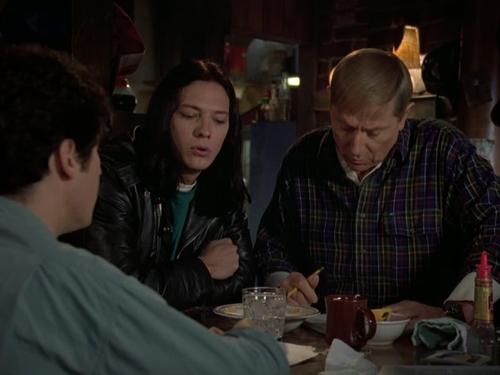 Escena del episodio 10 de la temporada 5 de la serie Doctor en Alaska