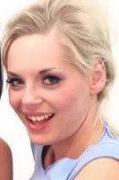 Suzi-Anne interpretando a