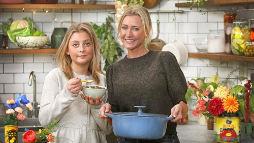 Budgetgryta, smoothie bowl och färgglad dukning