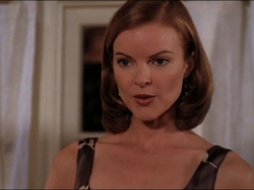 Escena del episodio 9 de la temporada 5 de la serie Melrose Place