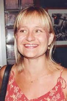 Julia Gibson interpretando a Julia