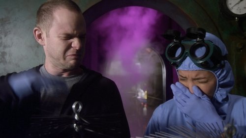 Escena del episodio 17 de la temporada 4 de la serie Almacén 13