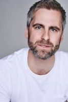 Harry Long interpretando a Ensemble