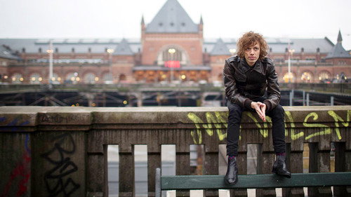 Carl Emil slår op - Season 1 Backdrop Blur