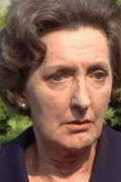 Dorothy Frere interpretando a Mrs. Lynch