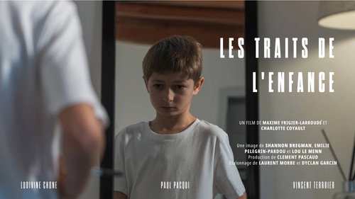 Les traits de l'enfance Backdrop Blur