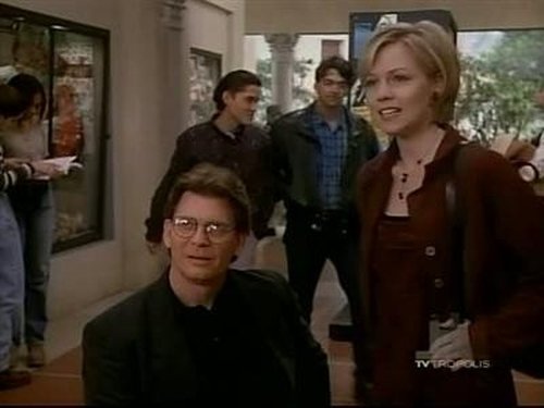 Escena del episodio 19 de la temporada 5 de la serie Beverly Hills, 90210