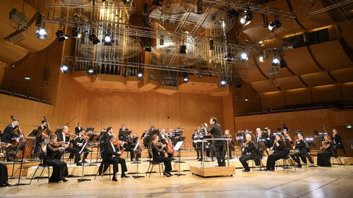 Orozco-Estrada dirigerar Münchner Philharmoniker Backdrop Blur