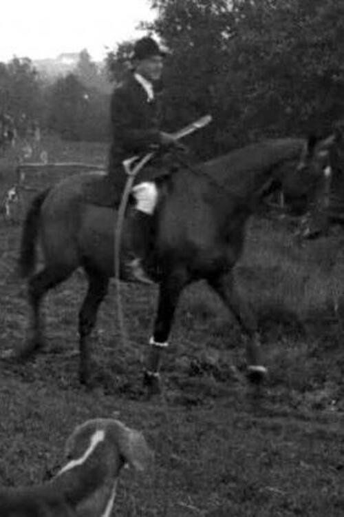 200 Packs of Fox Hounds Begin Season's Sport (1921)