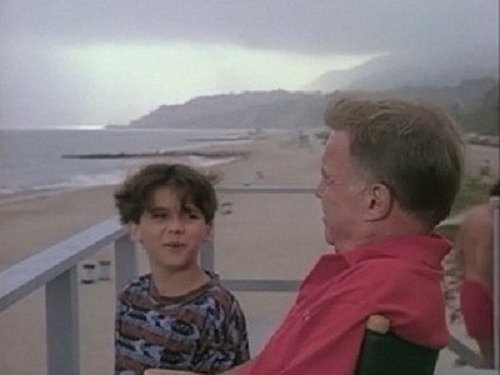 Escena del episodio 2 de la temporada 2 de la serie Los vigilantes de la playa