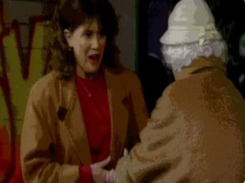 Escena del episodio 8 de la temporada 6 de Los problemas crecen