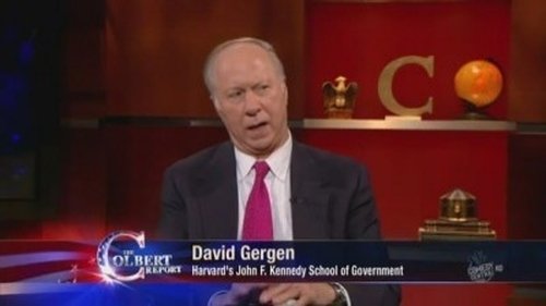 Escena del episodio 16 de la temporada 6 de la serie The Colbert Report