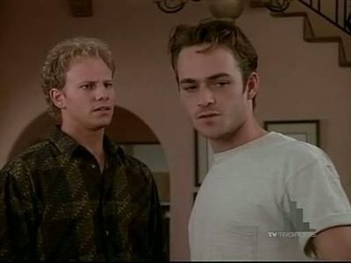 Escena del episodio 9 de la temporada 5 de la serie Beverly Hills, 90210