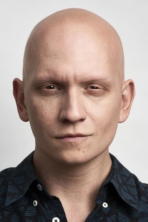 Kép: Anthony Carrigan színész profilképe