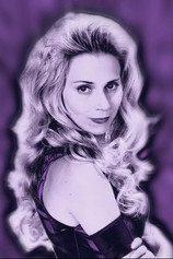 Beez McKeever interpretando a Singing Customer