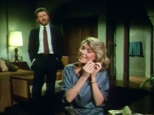 Escena del episodio 8 de la temporada 1 de la serie Falcon Crest