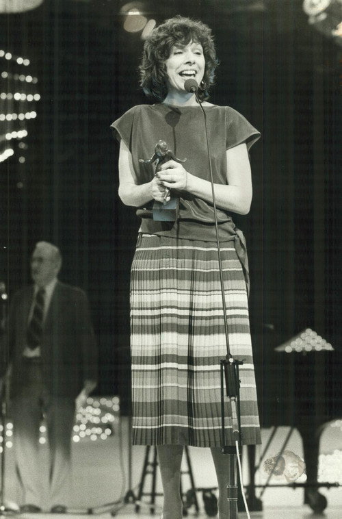 Póster oficial de Barbara Frum (1974) - News