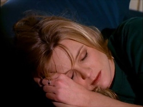 Escena del episodio 24 de la temporada 4 de la serie Melrose Place