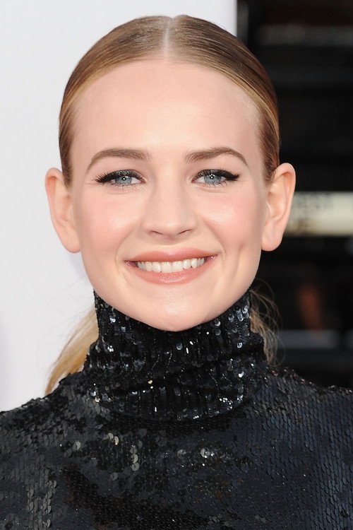 Britt Robertson photo 16