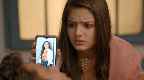 Doree Shows Rn's Picture